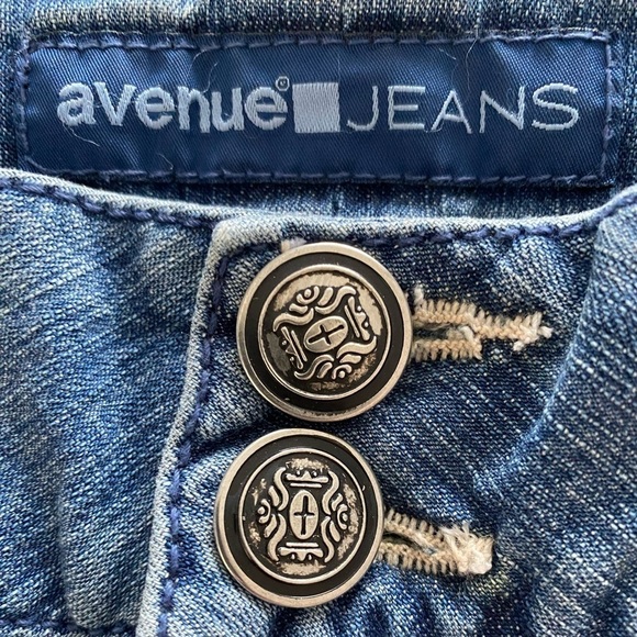 NWT Flare stretch faded light wash jeans by Avenue modern fit size 16
C - Picture 10 of 12